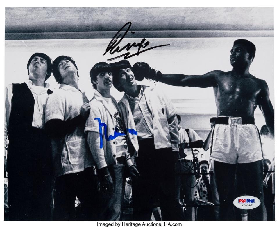 <p>Una foto autografata con i Beatles e Muhammad Alì, datata 1964 (PICS BY HERITAGE AUCTIONS / CATERS) </p>