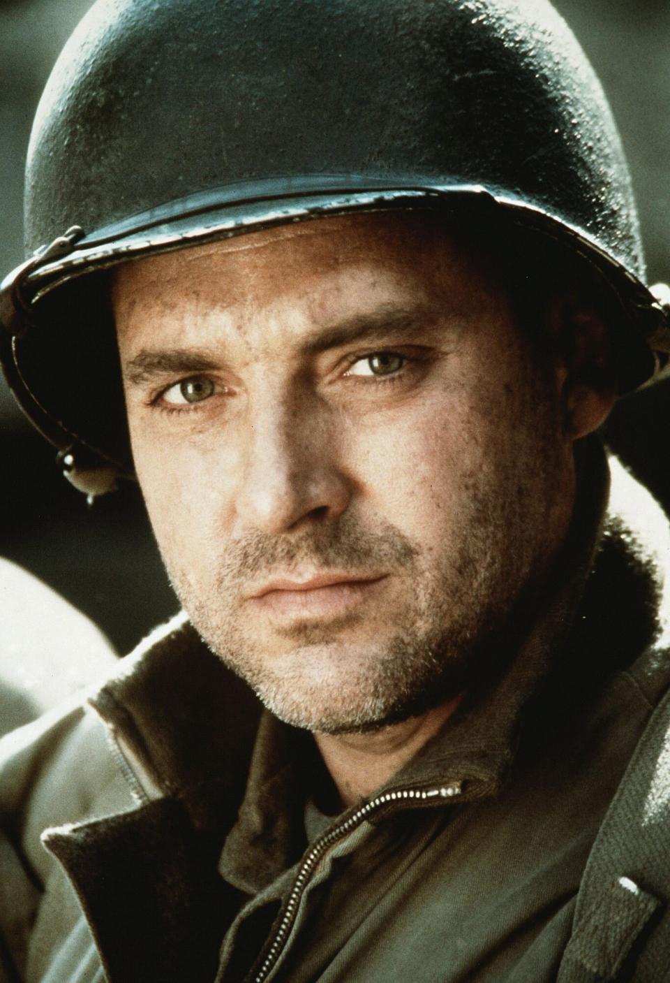 Editorial use only. No book cover usage. Mandatory Credit: Photo by David James/Dreamworks/Amblin/Universal/Kobal/Shutterstock (5885362v) Tom Sizemore Saving Private Ryan - 1998 Director: Steven Spielberg Dreamworks/Amblin/Universal Film Portrait War Il faut sauver le soldat Ryan