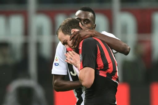 Juventus' midfielder Blaise Matuidi (Rear) comforts AC Milan's Argentine forward Gonzalo Higuain after he was sent off