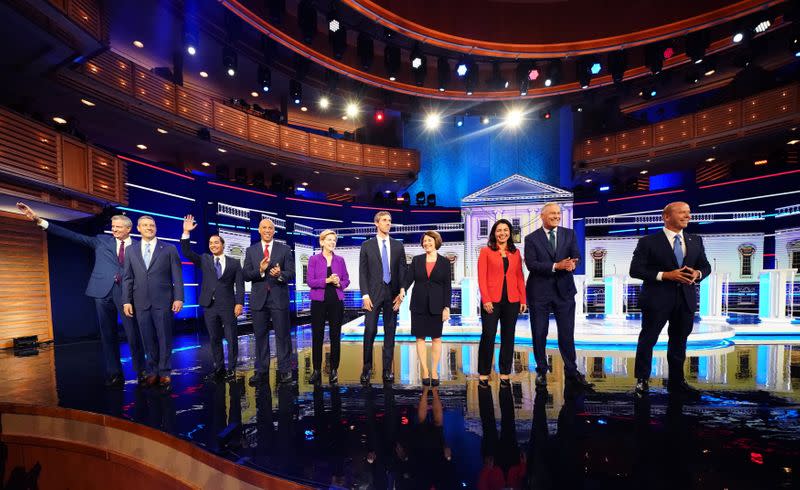 Foto de grupo antes del primer debate demócrata entre candidatos para las presidenciales de EEUU en 2020 en Miami, Florida