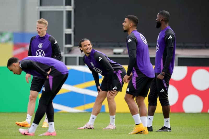 (LR) Die deutschen Spieler Jamal Musiala, Chris Fürich, Leroy Sane, Benjamin Heinrichs und Antonio Rüdiger zuletzt während einer Trainingseinheit vor dem Viertelfinalspiel der UEFA Euro 2024 am Freitag gegen Spanien.  Christian Karisius/dpa