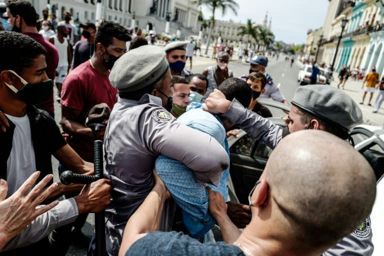 Un hombre es arrestado en La Habana durante las históricas manifestaciones contra el gobierno de Cuba, el 11 de julio de 2021 (ADALBERTO ROQUE)