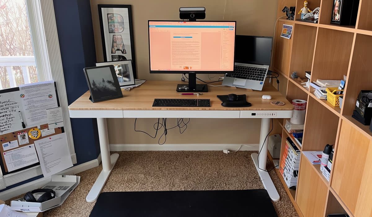 Here's my Flexispot Q8 setup. Yes, the under-desk cord clutter is horrific, but there's only so much you can do with the included cable-management tray. (Photo: Rick Broida/Yahoo)