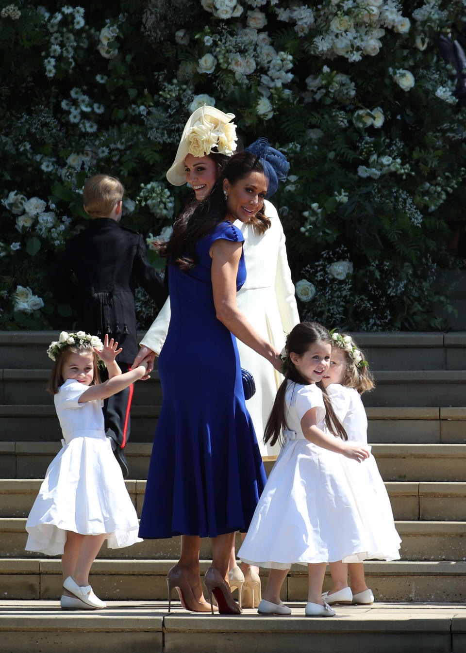 <p>Kurz bevor sie gemeinsam mit ihrer Mutter Herzogin Kate die Kirche betritt, winkt Prinzessin Charlotte noch einmal den zahlreichen Fans zu. Im Vordergrund ist Jessica Mulroney, eine der besten Freundinnen von Meghan Markle, mit ihrer Tochter Ivy zu sehen. (Bild: Getty Images) </p>