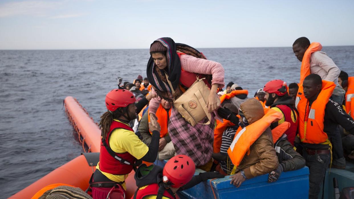 Flüchtlinge werden nördlich der libyschen Stadt Sabratha aus einem Schlauchboot gerettet. Ihnen droht oft der Rücktransport in das Bürgerkriegsland. Foto: Emilio Morenatti/AP