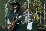 Lemmy Kilmister, den Mann muss man nicht mehr vorstellen. Bis zu seinem letzten Atemzug am 28. Dezember 2015 zeigten er und seine Band Motörhead, dass es da draußen doch noch echten Rock'n'Roll gibt. Hart, schnell, schonungslos. Eine echte Kultband! (Bild: Ian Gavan/Getty Images)