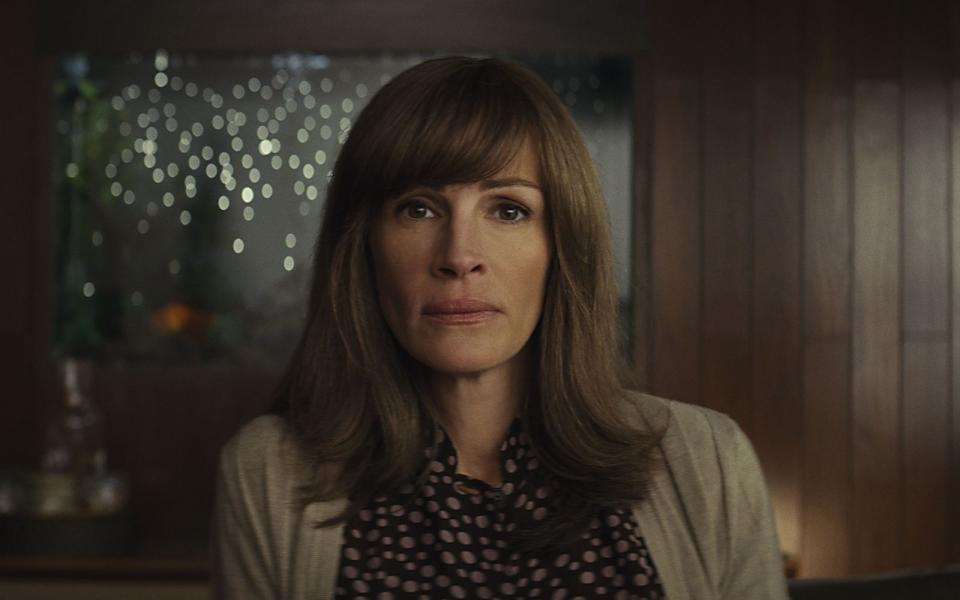 Doppelt ungewohnt für Julia Roberts: "Homecoming" (2018) ist eine Psychothriller-Serie. In der ersten Staffel verkörpert sie in ihrer ersten Serien-Hauptrolle eine Sachbearbeiterin in einem Institut für Kriegsheimkehrer. Doch bald merkt sie, dass etwas in dem Laden ganz und gar nicht stimmt. (Bild: Amazon / Jessica Brooks)