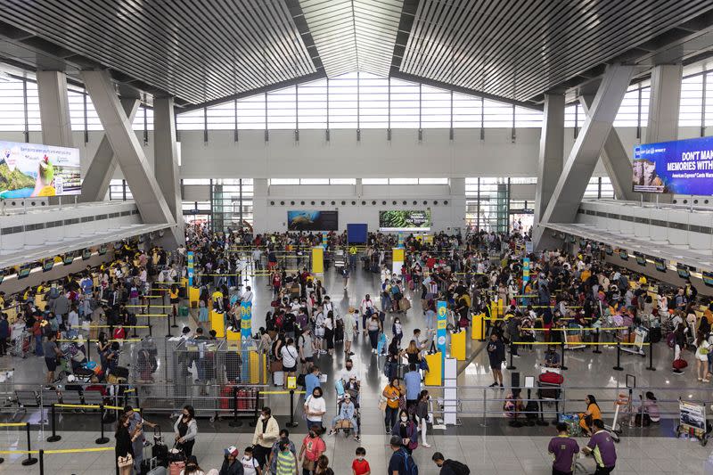 Queues at Philippines main airport after power outage