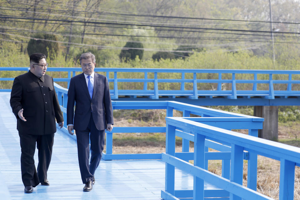 The leaders take a walk on the walk bridge.&nbsp;