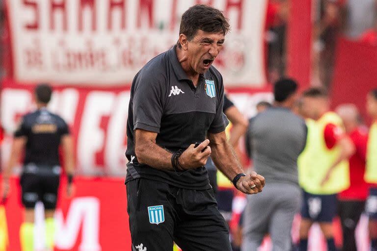 El DT de Racing, Gustavo Costas, prepara un equipo alternativo para visitar a Sportivo Luqueño