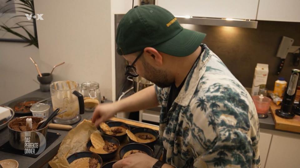 Halwa mit Schokoeis serviert Alp frisch aus dem Ofen.
 (Bild: RTL)