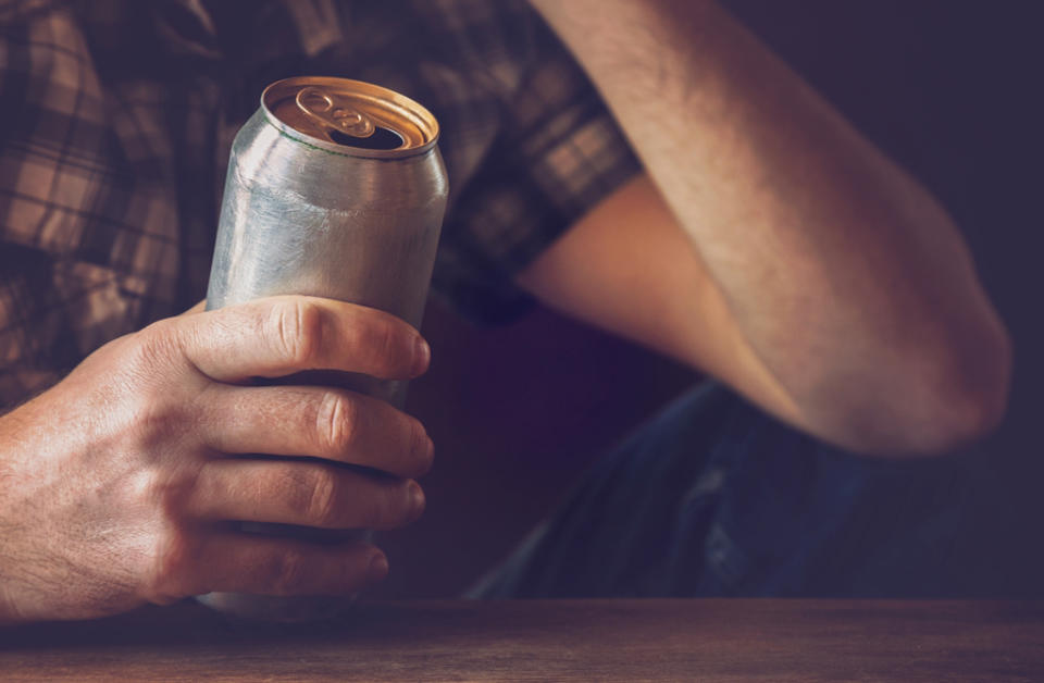 不少人都有飲酒習慣，若過量則會染上酗酒惡習。（示意圖／shutterstock）