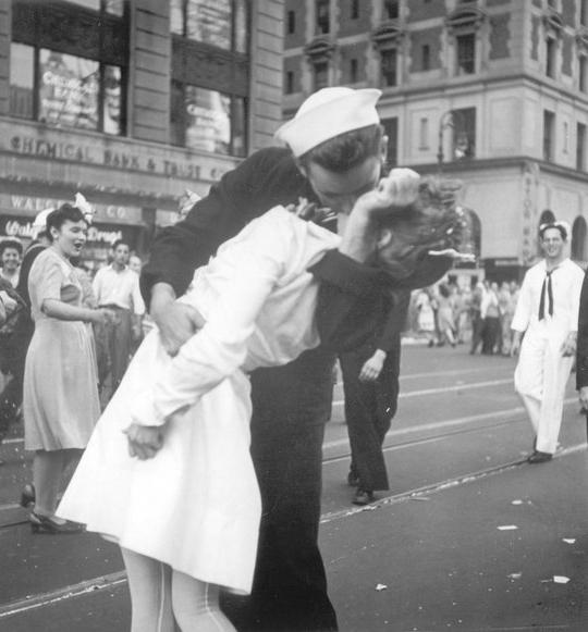 George Mendonsa, the man pictured in this iconic photo, has died aged 95. Source: AP