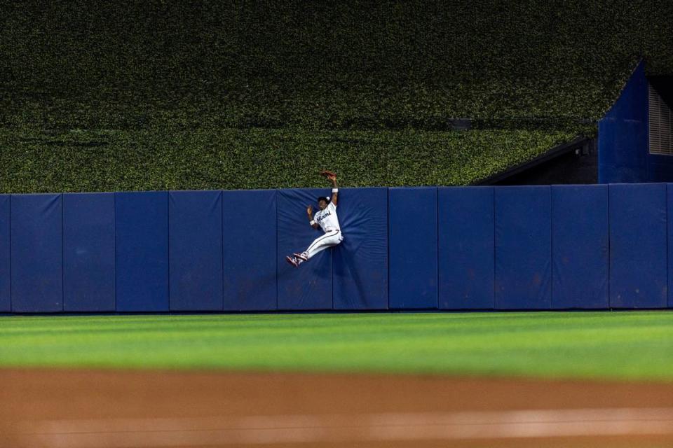 El jardinero de los Marlins Jazz Chisholm Jr. no puede atrapar un batazo del jardinero de los Medias Rojas de Boston Wilyer Abreu, en el primer inning del partido celebrado el 2 de julio de 2024 en Miami.