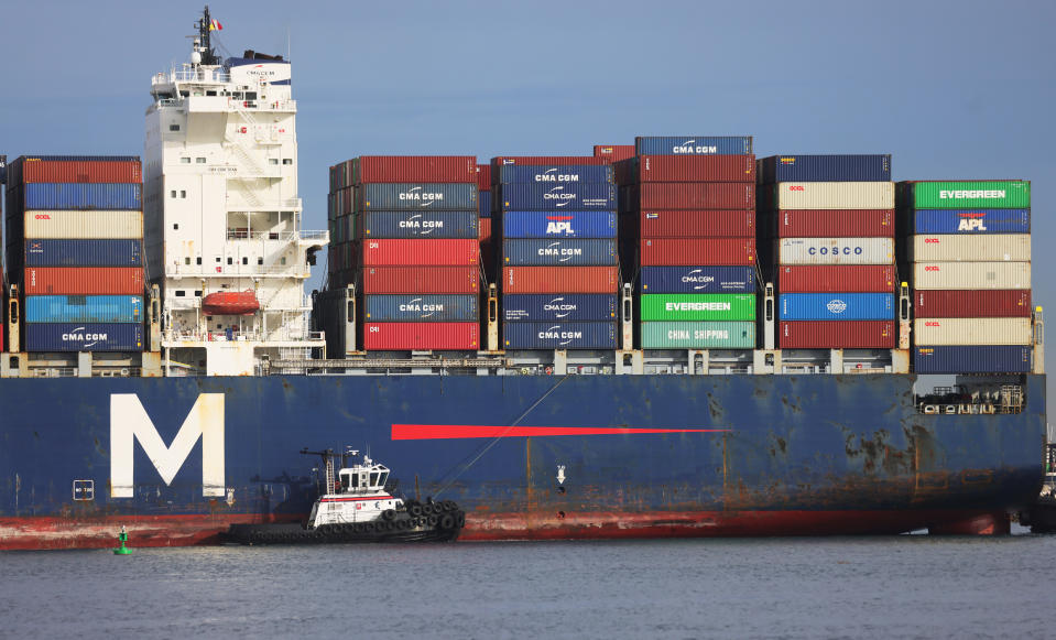 Un barco de carga de contenedores ingresa en el Puerto de Los Ángeles, California. (Mario Tama/Getty Images)