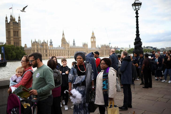 Miles de personas hacen cola por las calles de Londres para dar el último adiós a la reina Isabel.
