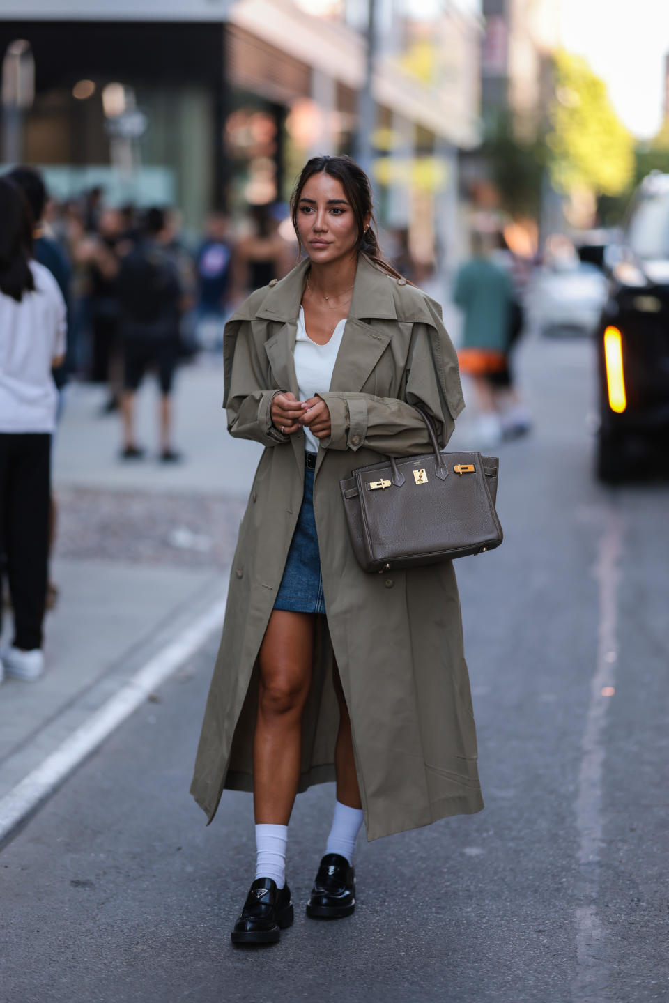 Look otoñal con mocasines y calcetines blancos (Photo by Jeremy Moeller/Getty Images)