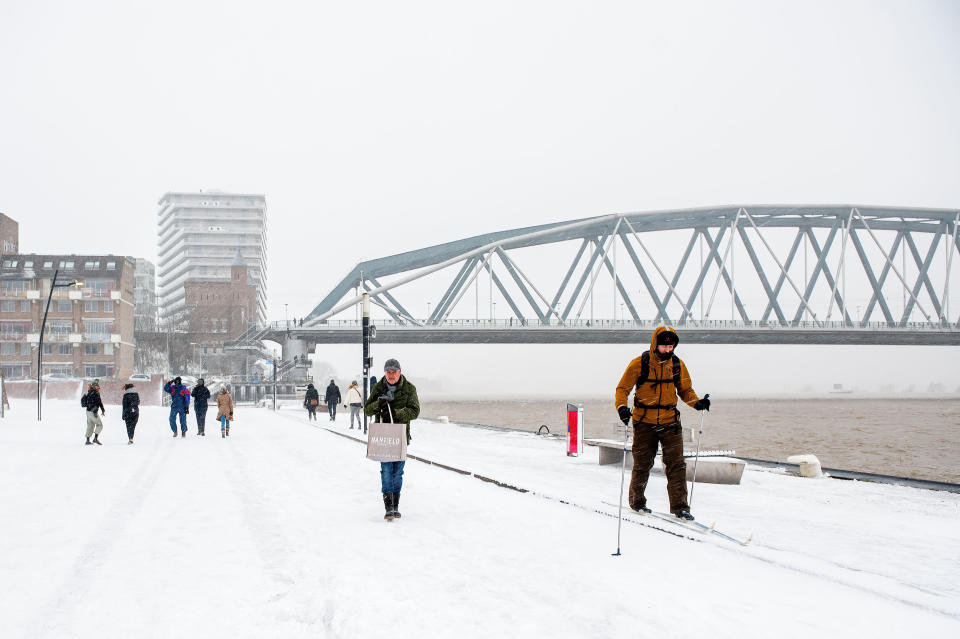  A man is seen skiing on a snow covered street. The Netherlands woke up with a layer of snow covering most of the country. The meteorological institute KNMI has issued a Code Red weather alert for the entire country. Groups of people and families were sledding in the snow at the Kronenburg Park in Nijmegen. In the eastern part of Gelderland and around Nijmegen the snow level will increase to around 25 centimeters of snow before the snow stops. (Photo by Ana Fernandez / SOPA Images/Sipa USA) 