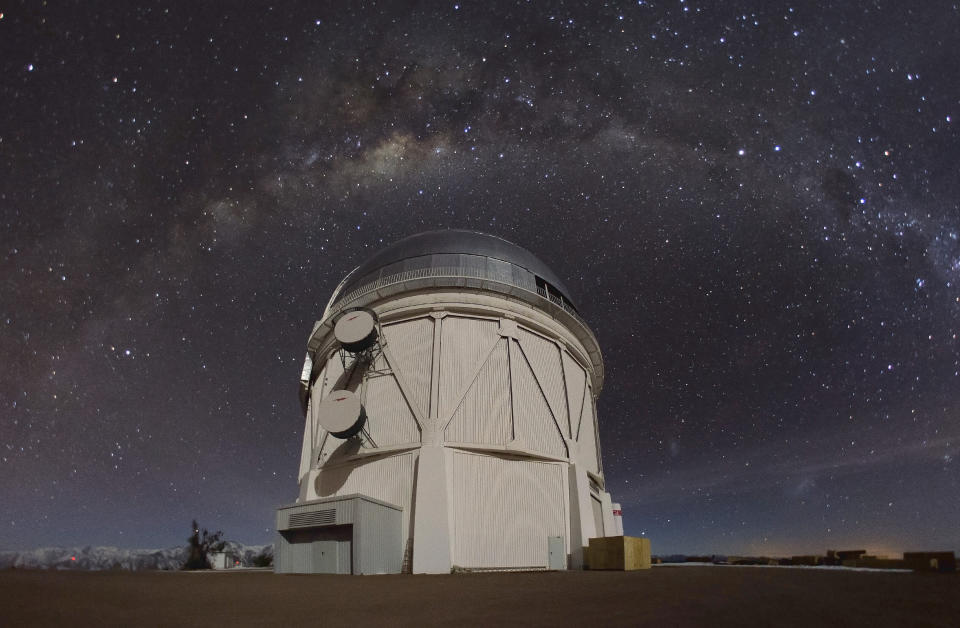 Una foto sin fecha que proporcion&#xf3; el Observatorio Interamericano del Cerro Tololo en Chile muestra el domo del Telescopio V&#xed;ctor M. Blanco de 4 metros de apertura, donde una C&#xe1;mara de Energ&#xed;a Oscura detecta asteroides que orbitan entre la Tierra y el Sol. (CTIO/NOIRLab/NSF/AURA/D. Munizaga v&#xed;a The New York Times).