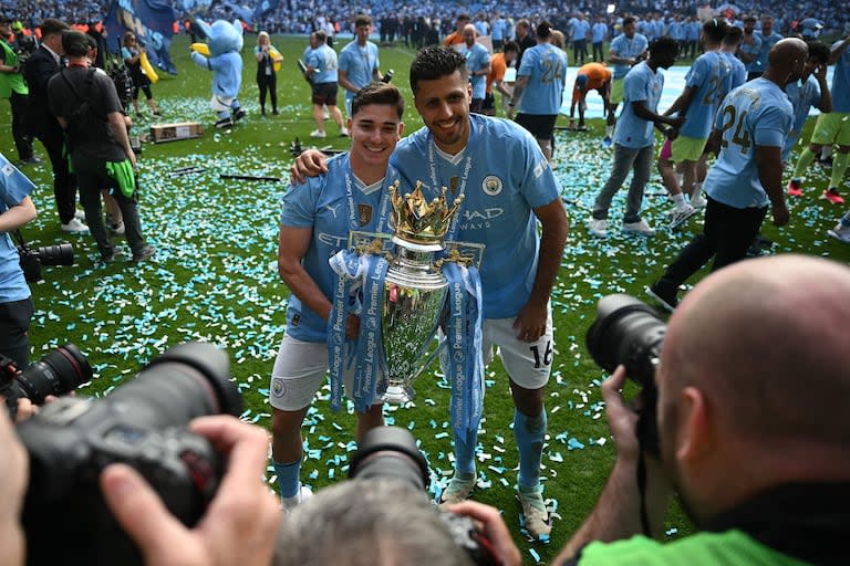 Julian Alvarez posa junto a Rodri con el trofeo de campeón de la Premier League con el Manchester City 