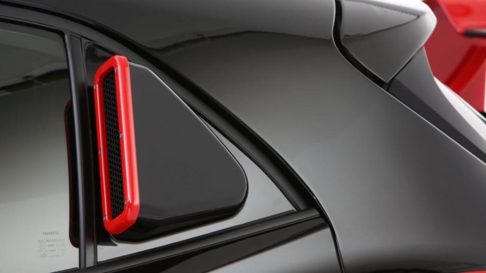 三角窗的進氣口能把氣流導往車底。(圖片來源/ Toyota)