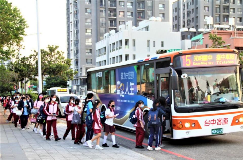 台中市雙十公車優惠政策，搭車學生族群以大學生居，其次國小、國中、高中，是眾多學生族群的重要代步工具。（記者陳金龍攝）