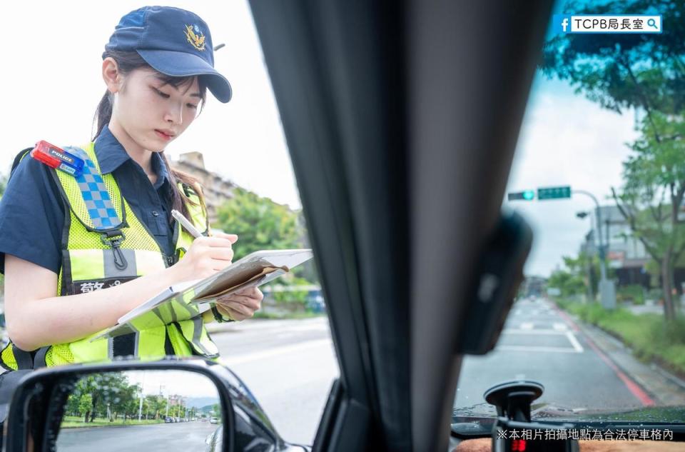 TCPB 局長室找來女警拍攝宣導文宣，結果大票網友歪樓，跪求女警的社群帳號。（翻攝自TCPB 局長室 ）