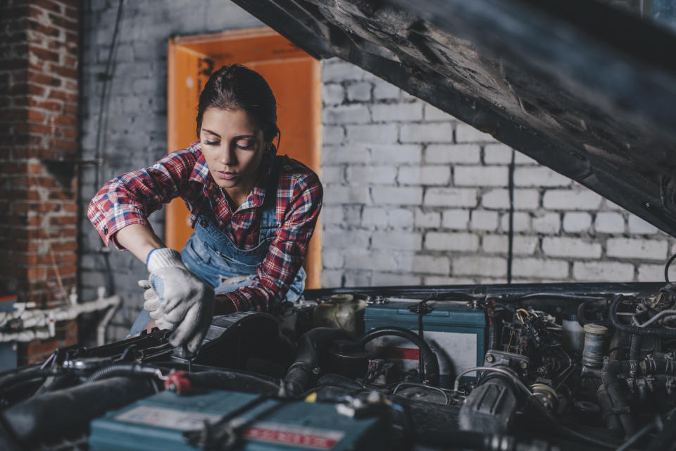 La de mecánica de automóviles tampoco está ya en la lista de oficios vetados a las rusas, que se ha reducido de 456 profesiones a 98. (Foto: Getty Images).