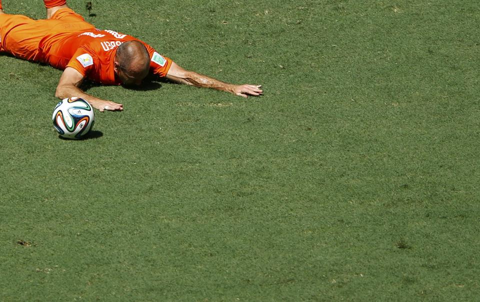 Arjen Robben of the Netherlands falls on the pitch during the 2014 World Cup round of 16 game between Mexico and the Netherlands at the Castelao arena in Fortaleza June 29, 2014. No foul was called. REUTERS/Mike Blake (BRAZIL - Tags: SOCCER SPORT WORLD CUP)