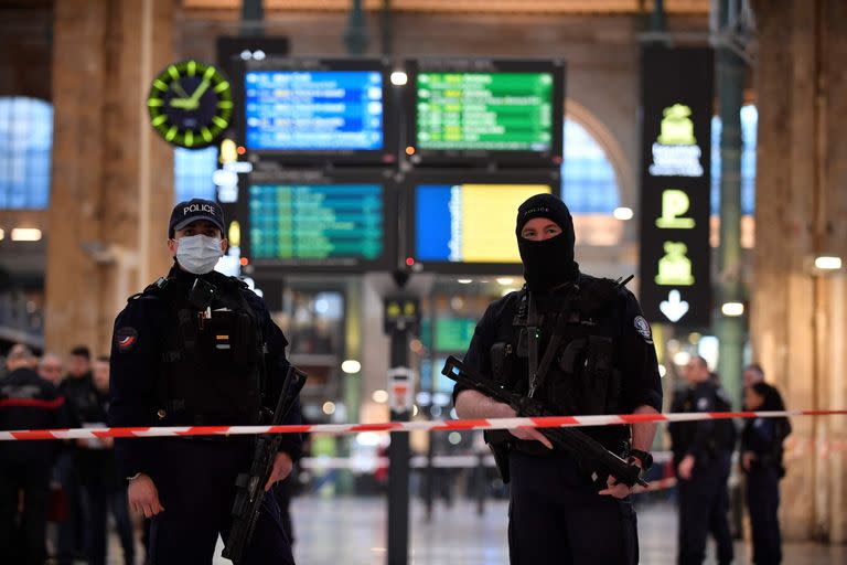 El hombre fue detenido por la policía en la estación, que sirve como un centro para los trenes a Londres y el norte de Europa, después de que abrieran fuego y lo hirieran, dijo una fuente policial, que pidió no ser nombrada.