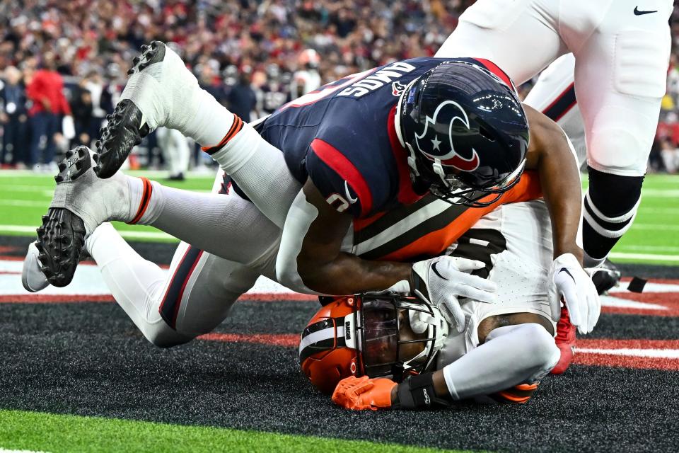 Will the Cleveland Browns beat the Houston Texans in the NFL Playoffs? Picks, predictions and odds weigh in on Saturday's Wild Card game.