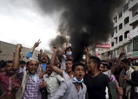 Anti-Houthi protesters demonstrate in Yemen's southwestern city of Taiz March 23, 2015. REUTERS/Anees Mahyoub