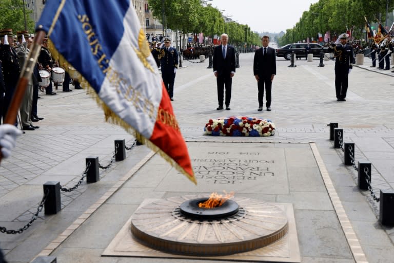 El presidente francés, Emmanuel Macron (D), y su homólogo de Estados Unidos, Joe Biden, en el Arco de Triunfo, en París, el 8 de junio de 2024 (Ludovic MARIN)