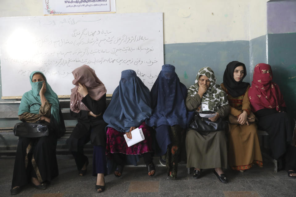 Mujeres afganas esperan a la apertura de un centro de votación para las elecciones presidenciales, en Kabul, Afganistán, el 28 de septiembre de 2019. (AP Foto/Ebrahim Nooroozi)