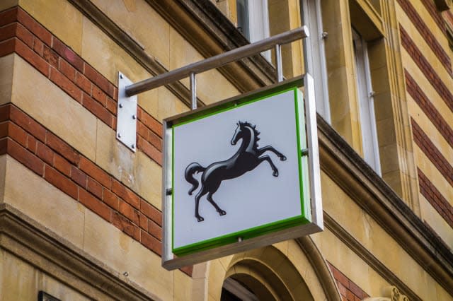 £2bn Lloyds shares to go on sale to public