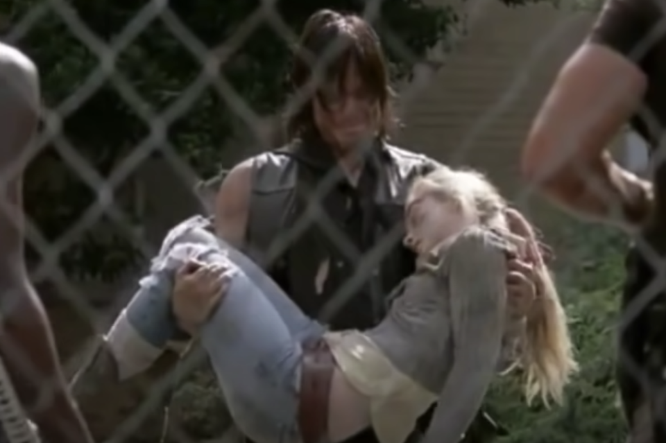 Darryl carrying Beth's body