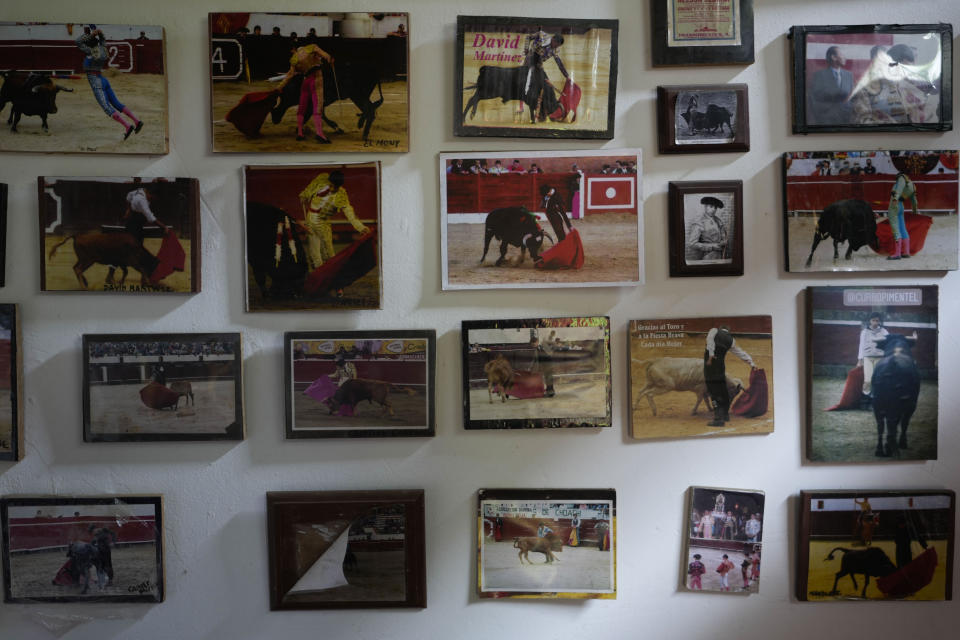 Varias fotos de toreros decoran las paredes de la plaza de Choachí, Colombia, el sábado 22 de junio de 2024. (AP Foto/Fernando Vergara)