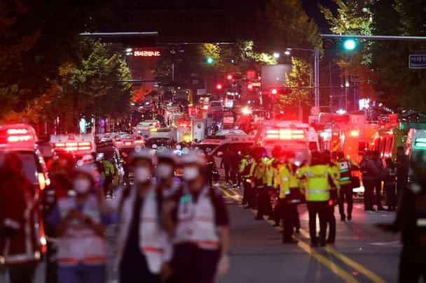 FOTO: Los equipos de rescate trabajan en el sitio donde decenas de personas resultaron heridas en una estampida durante un festival de Halloween en Seúl, Corea del Sur, el 30 de octubre de 2022. (Kim Hong-ji/Reuters)