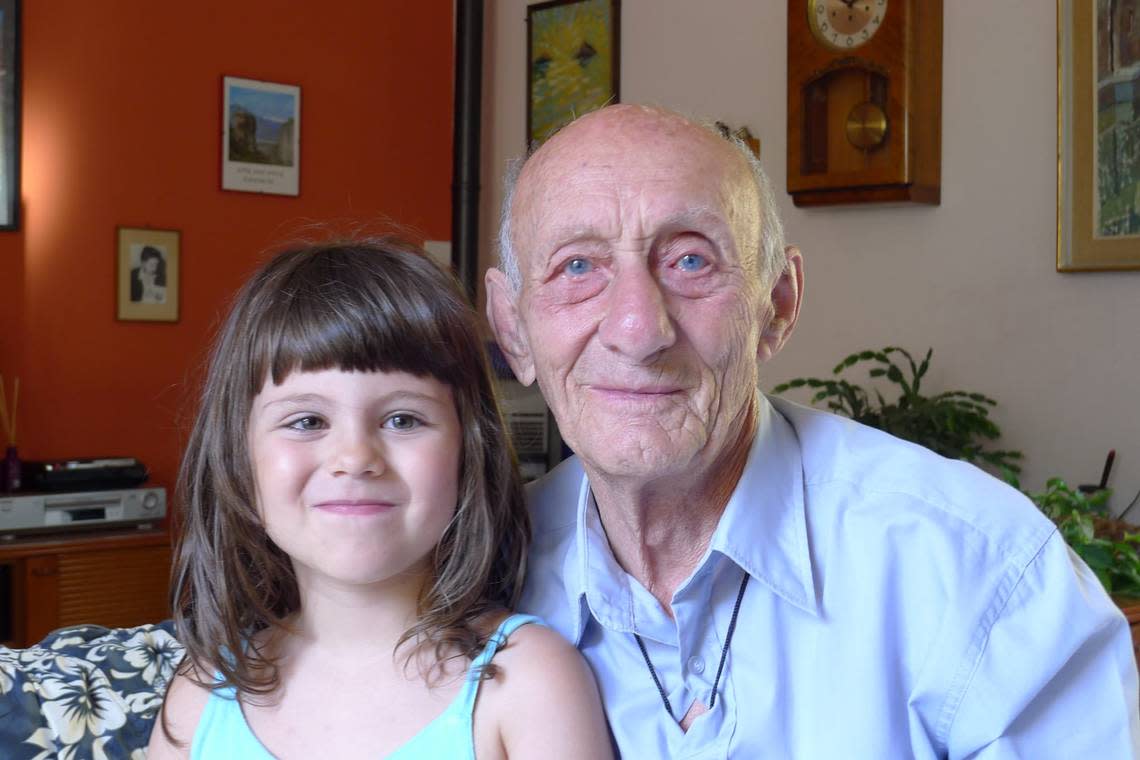 Aldo Arrighi with a granddaughter. Andrea Franzoni