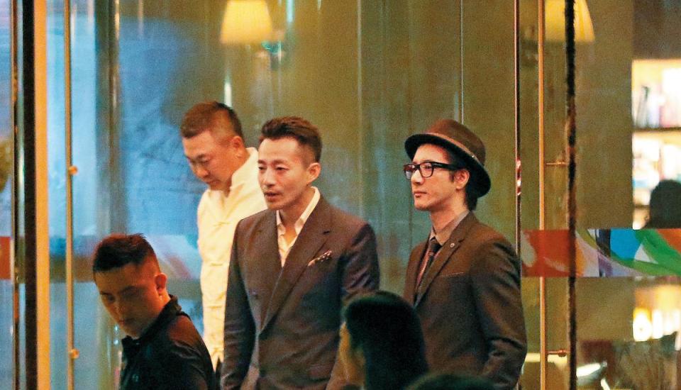 王力宏（右一）與汪小菲（右二）走出飯店，王先生戴著帽子，略有卓別林的fu。