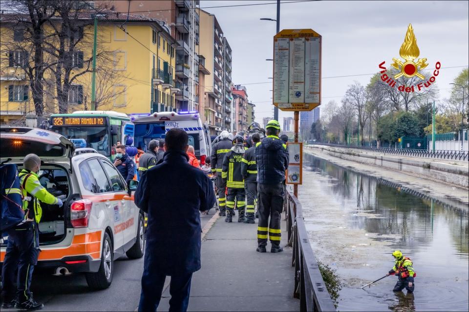 Fuga senza fortuna: nel Naviglio per evitare arresto, si frattura la gamba (Facebook)