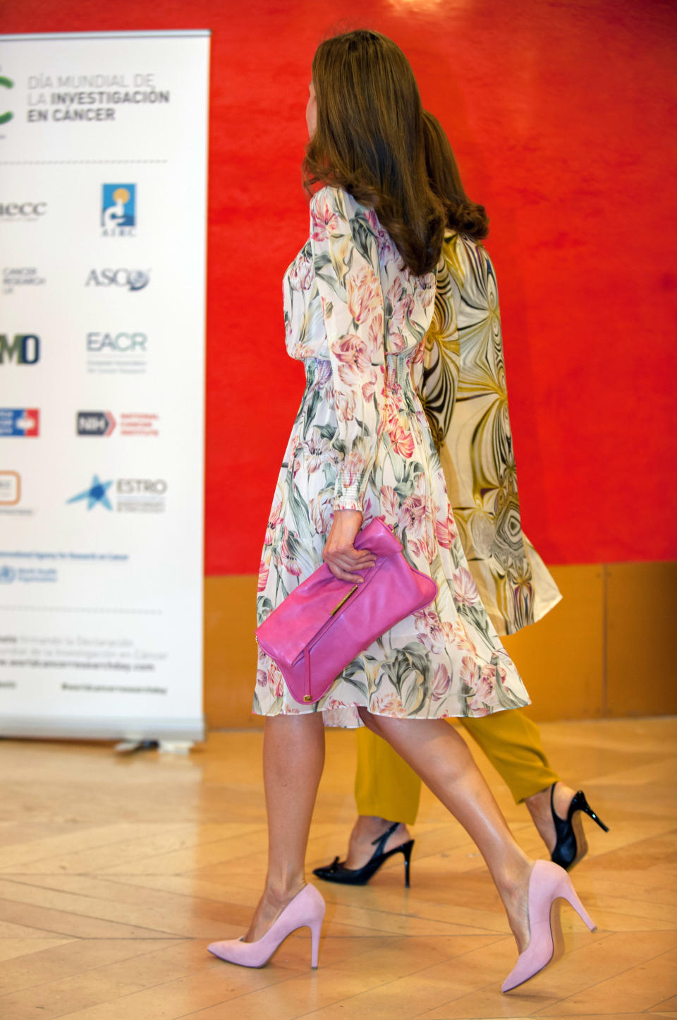 <p>La reina Letizia asistió a un evento en el museo de El Prado, en Madrid en este vestido de estampado floral con el que causó tendencia en el mundo de la moda/Getty Images </p>