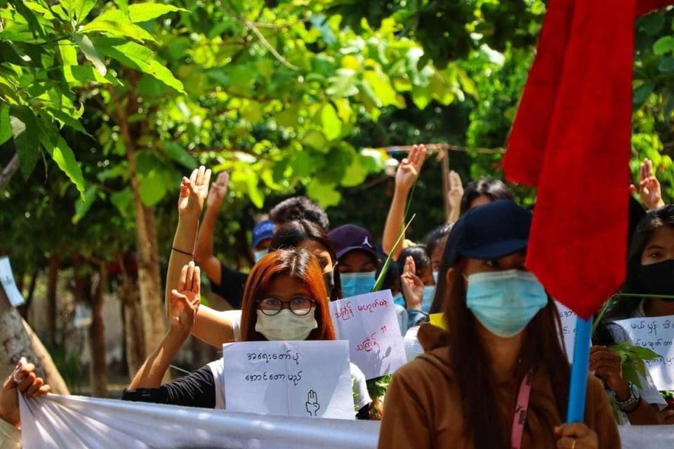 緬甸潑水節到來，民眾卻因軍政府血腥抗議而無心慶祝，上街悼念喪命的英雄以向軍方表示抗議（翻攝自臉書Burma Revolution）