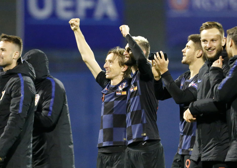 El volante croata Luka Modric (centro a la izquierda) festeja la victoria 3-2 ante España en la Liga de las Naciones de Europa en Zagreb, Croacia, el jueves 15 de noviembre de 2018. (AP Foto/Darko Bandic)