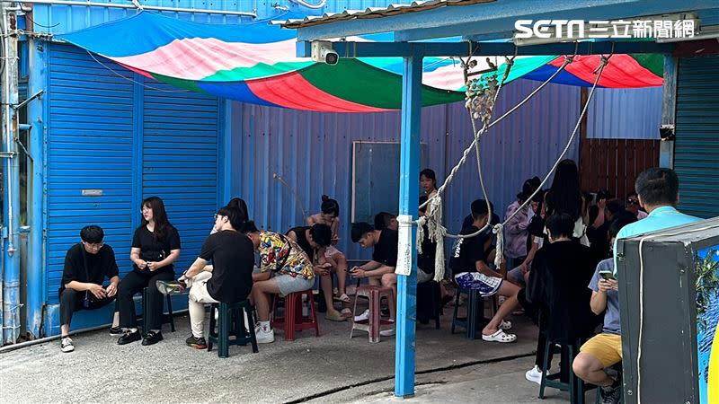 後壁湖知名海產餐廳用餐時段排滿人潮。（圖／記者陳弘逸攝影）