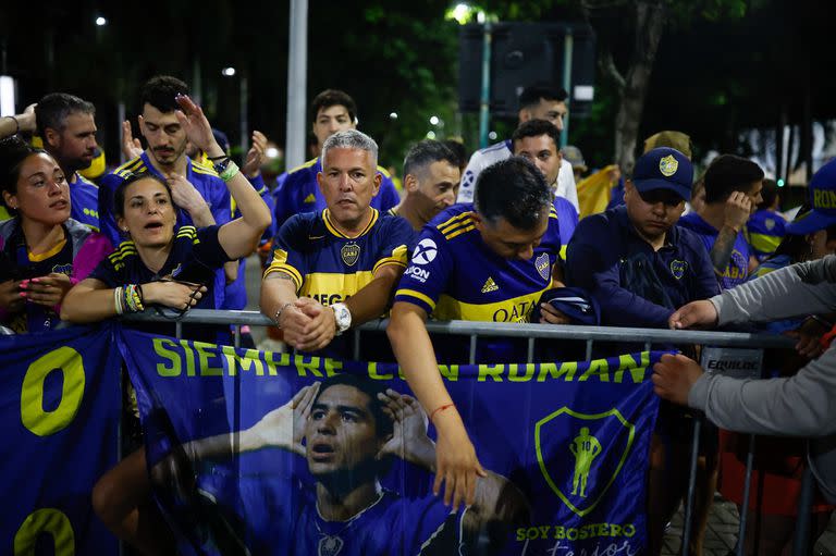 Los hinchas de Boca acompañaron al plantel a su llegada a Río de Janeiro