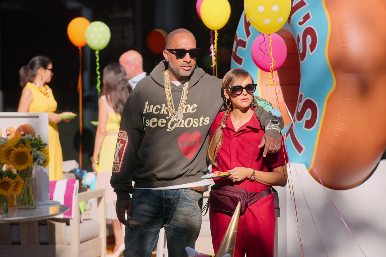 Kenya Barris and Rashida Jones star in "#blackAF." (Photo: Netflix)