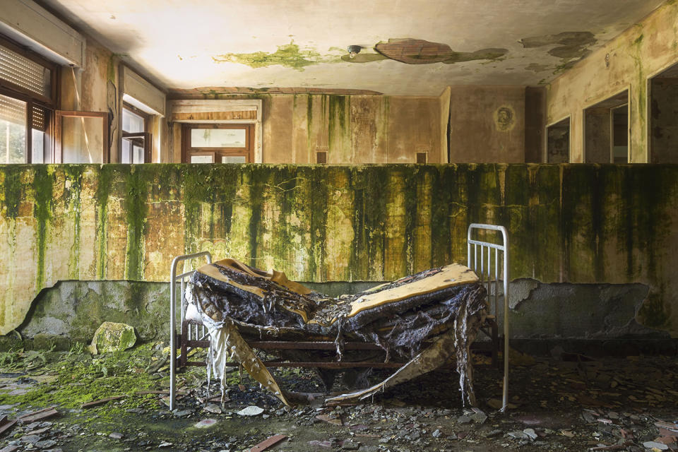 <p>Roman Robroek, 30, has taken these eerie shots from deserted castles. (Photo: Roman Robroek/Caters News) </p>