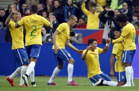 Brazil's Luiz Gustavo (2nd R) celebrates with team mates after scoring against France during their international friendly soccer match at the Stade de France, in Saint-Denis, near Paris, March 26, 2015. REUTERS/Charles Platiau