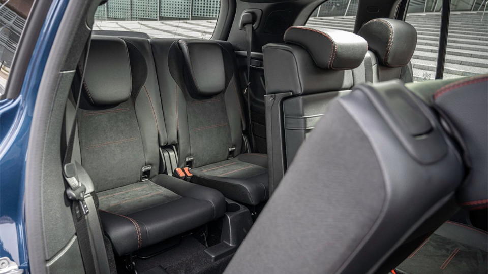 圖／2023 M-Benz EQB 300 4MATIC擁有超乎想像的空間機能，長達2,829 mm的軸距設定，使其得以容納第三排座椅，乘載7人的寬敞空間。